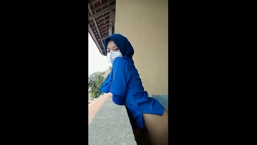 Mbak Kasir Indomaret Pamer Memek di Balkon